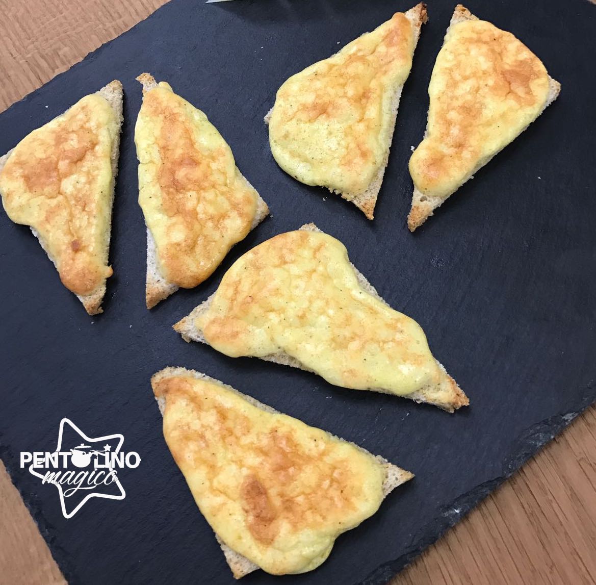 crostini con soufflè di parmigiano